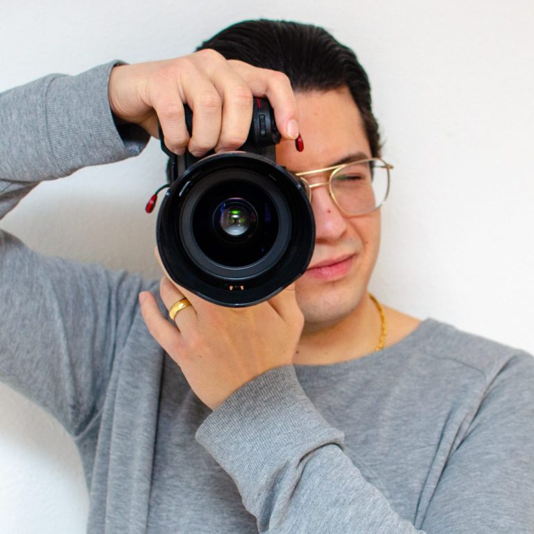 Pforzheimer Fotograf Anto Lukic hält eine Kamera vor seinem Gesicht